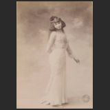Anonyme (Stebbing&nbsp;?), Portrait en pied d’Angèle Héraud, vers 1900